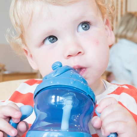 Nüby, Flip-it Becher mit doppeltem Henkel, 12+ Monate, Blue