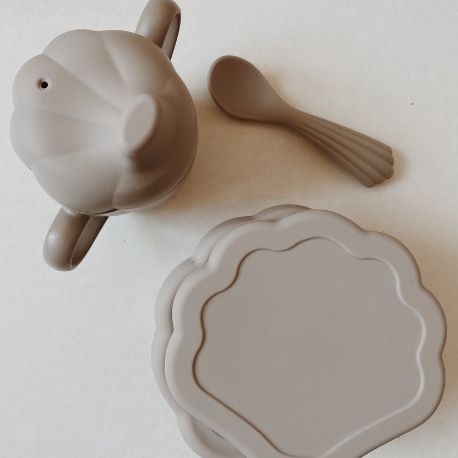 Konges Sløjd, Clam Set, Spisesett i 3-deler Warm grey, Tilgjengelig i flere varianter